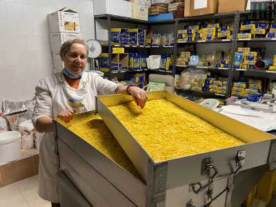 ...Assunta conserva la pasta finita all�interno di contenitori di acciaio. Ammiriamo nei primi due �cassetti� un�infinit� di quadrucci